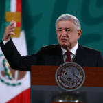 AMLO se desmarca de iniciativa de Monreal; rechaza regular redes sociales
